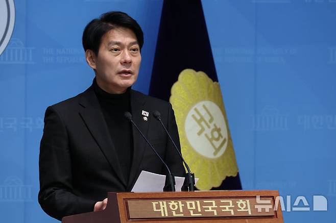 [서울=뉴시스] 권창회 기자 = 한민수 더불어민주당 대변인이 9일 오전 서울 여의도 국회 소통관에서 국민의힘 제1야당 대표 전담 특위 및 이진우·여인형 접견 관련 브리핑을 하고 있다. 2025.02.09. kch0523@newsis.com