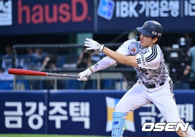 [OSEN=잠실, 최규한 기자] 27일 서울 잠실야구장에서 ‘2026 신한 SOL Bank KBO리그’ 두산 베어스와 KIA 타이거즈의 경기가 열렸다. 8회말 1사 1, 2루 상황 두산 안재석이 다시 앞서가는 1타점 적시타를 날리고 있다. 2026.06.27 / dreamer@osen.co.kr