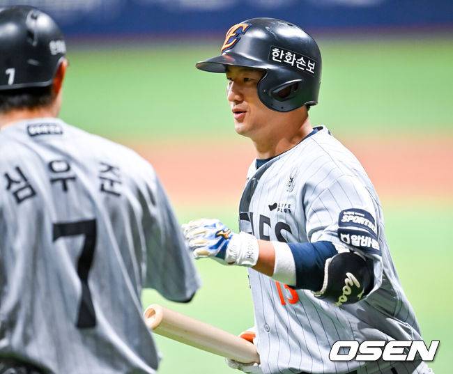 [OSEN=고척, 민경훈 기자] 12일 서울 고척 스카이돔에서 2026 신한 SOL KBO리그 키움 히어로즈와 한화 이글스의 경기가 열렸다.키움은 배동현, 한화는 류현진이 선발로 나섰다.1회초 1사 주자 1,3루 한화 최재훈이 좌익수 희생플라이로 1타점을 올리며 덕아웃으로 향하고 있다. 2026.05.12&nbsp;/ rumi@osen.co.kr