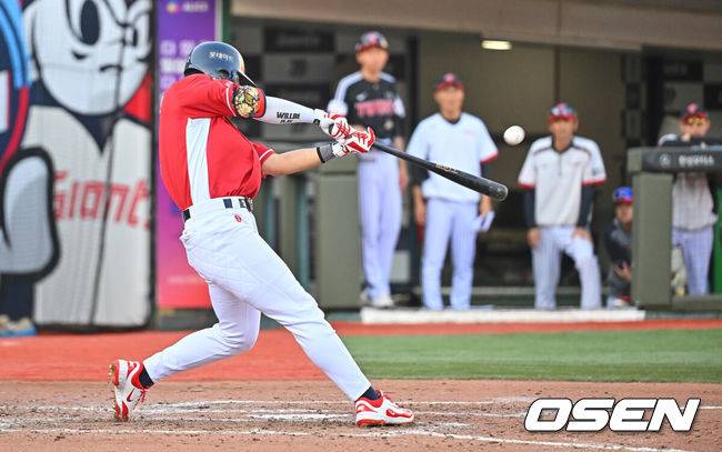 [OSEN=부산, 이석우 기자] 28일 부산 사직야구장에서 2026 신한 SOL KBO 리그 롯데 자이언츠와 LG 트윈스의 경기가 열렸다. 홈팀 롯데는 비슬리가, 방문팀 LG는 장현식이 선발 출전했다.롯데 자이언츠 고승민이 3회말 2사 만루 우월 만루 홈런을 치고 있다. 2026.06.28 / foto0307@osen.co.kr