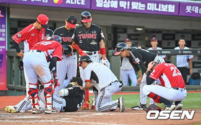 [OSEN=부산, 이석우 기자] 28일 부산 사직야구장에서 2026 신한 SOL KBO 리그 롯데 자이언츠와 LG 트윈스의 경기가 열렸다. 홈팀 롯데는 비슬리가, 방문팀 LG는 장현식이 선발 출전했다.LG 트윈스 송찬의가 5회초 1사 1루 롯데 자이언츠 선발 투수 비슬리의 헤드샷을 맞고 통증을 호소하고 있다. 롯데 비슬리가 바로 달려와 걱정스러운 표정을 짓고 있다. 2026.06.28 / foto0307@osen.co.kr