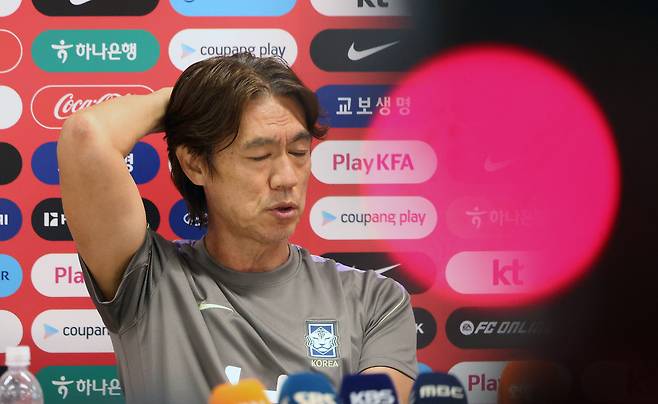 홍명보 축구 국가대표팀 감독이 25일(현지 시간) 멕시코 과달라하라 인근 사포판에 위치한 베이스캠프 훈련장 치바스 바예 베르데에서 회복 훈련 전 기자회견하고 있다. 뉴시스