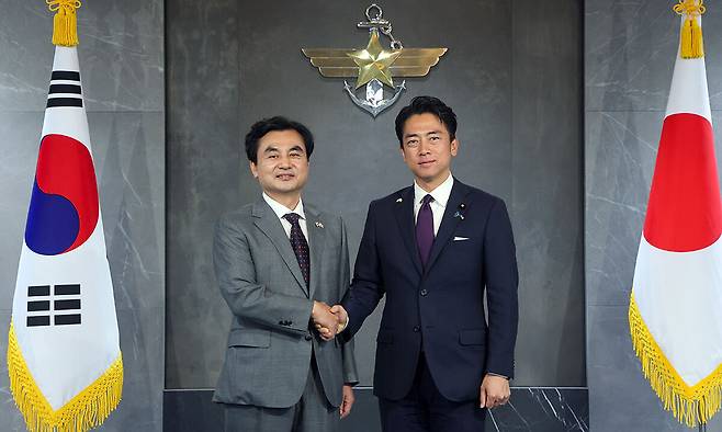 안규백 국방부 장관(왼쪽)과 고이즈미 신지로 일본 방위상이 28일 서울 용산구 국방부에서 악수하며 기념 촬영하고 있다. 국방부 제공