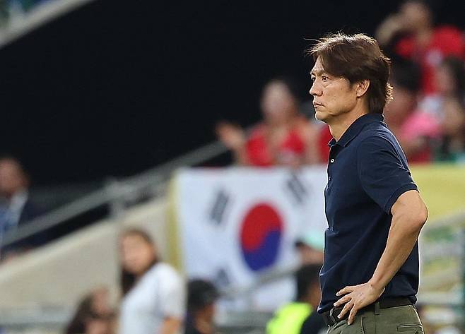 홍명보 축구국가대표팀 감독이 25일(한국시간) 몬테레이 스타디움서 열린 북중미월드컵 조별리그 A조 최종 3차전 남아공전 도중 그라운드를 바라보고 있다. 몬테레이｜뉴시스
