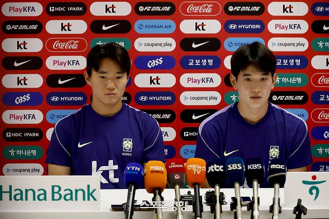 한국 남자 축구대표팀 양현준(왼쪽)과 김진규가 28일(한국 시간) 멕시코 과달라하라 팀 훈련장에서 2026 북중미 월드컵 조별리그 32강 진출 여부를 기다리며 기자회견을 하고 있다. 2026.06.28 과달라하라(멕시코) | 문재원 기자