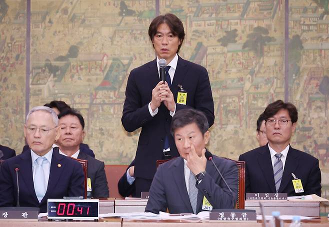 ▲ 한국 축구가 월드컵 조별리그 탈락이라는 충격적인 성적표를 받아든 가운데, 후폭풍은 그라운드를 넘어 정치권으로까지 확산하는 모양새다. 사진은 2024년 9월 문체위 현안 질의에 참석한 홍명보 감독. ⓒ 연합뉴스