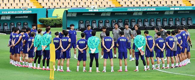 ▲ 대표팀 성적에 따라 사비로 포상금을 주겠다던 정몽규 대한축구협회장의 약속이 무색해졌다. 현실은 8강은 커녕 32강 진출조차 실패하면서 홍명보호는 두둑한 포상마저 얻지 못했다.&nbsp; ⓒ연합뉴스