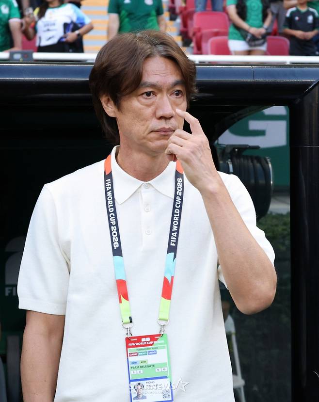 2026 북중미월드컵 A조 예선 대한민국 대 멕시코 경기가 19일(한국 시간) 멕시코 과달라하라 에스타디오 아크론에서 열렸다.  홍명보 감독이 그라운드를 응시하고 있다. /사진=김진경 kim.jinkyung@