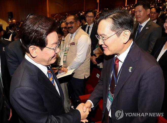 악수하는 이재명 대통령과 이재용 삼성전자 회장 (뉴델리=연합뉴스) 김도훈 기자 = 이재명 대통령이 20일(현지시간) 인도 뉴델리 바라트 만다팜 컨벤션센터에서 열린 한-인도 비즈니스포럼을 마친 후 퇴장하며 이재용 삼성전자 회장과 악수하고 있다. 2026.4.20 superdoo82@yna.co.kr