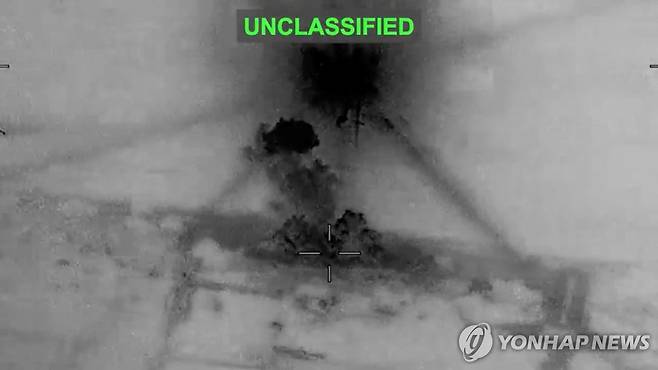 미군이 26일(현지시간) 공개한 이란 군사시설 폭격 장면 [로이터=연합뉴스 자료사진/U.S. Central Command 제공]
