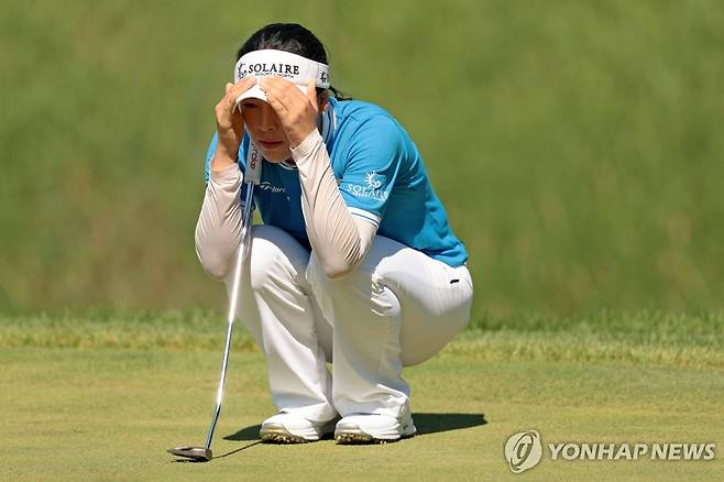 그린 경사 살피는 윤이나 [AFP=연합뉴스]
