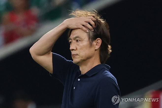 '안 풀리네' (몬테레이=연합뉴스) 신준희 기자 = 24일(현지시간) 멕시코 몬테레이 스타디움에서 열린 2026 북중미 월드컵 A조 3차전 한국과 남아프리카공화국의 경기.
    홍명보 감독이 경기를 지켜보며 아쉬운 표정을 짓고 있다. 2026.6.25 hama@yna.co.kr