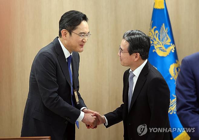 김용범 정책실장과 이재용 회장 (서울=연합뉴스) 김도훈 기자 = 김용범 정책실장과 이재용 삼성전자 회장이 16일 용산 대통령실에서 열린 이재명 대통령 주재 한미 관세협상 후속 민관 합동회의에서 인사하고 있다. 2025.11.16 superdoo82@yna.co.kr