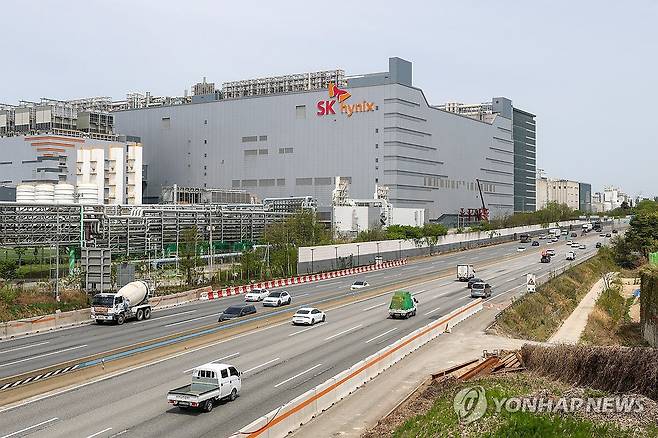 영업익·매출 최대 기록한 SK하이닉스 (이천=연합뉴스) 서대연 기자 = SK하이닉스가 계속되는 인공지능(AI) 반도체 수요 급증에 힘입어 매출액 52조원, 영업익 37조원을 넘으며 역대 최대 실적 기록 행진을 이어간 23일 경기도 이천시 SK하이닉스 본사 모습.
    SK하이닉스는 연결 기준 올해 1분기 영업이익이 37조6천103억원으로 작년 동기 대비 405.5% 증가했다고 23일 공시했다. 매출액은 52조5천763억원으로 198.1% 증가했다. 영업익과 매출 모두 분기 최대 기록이다. 2026.4.23 dwise@yna.co.kr