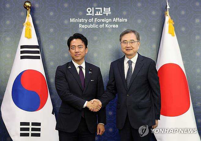 기념 촬영하는 조현 외교부 장관과 고이즈미 일본 방위상 (서울=연합뉴스) 안정원 기자 = 조현 외교부 장관(오른쪽)과 고이즈미 신지로 일본 방위상이 28일 서울 종로구 정부서울청사 별관 외교부에서 열린 면담에 앞서 기념 촬영하고 있다. 2026.6.28 [공동취재] jeong@yna.co.kr