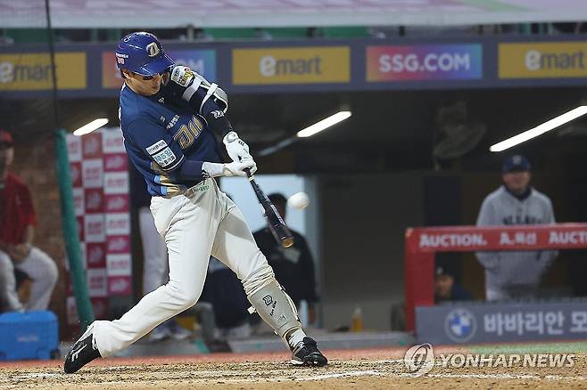 박건우 쐐기 투런포 (인천=연합뉴스) 임순석 기자 = 7일 인천 SSG랜더스필드에서 열린 2026 프로야구 KBO리그 NC 다이노스와 SSG 랜더스의 경기. 8회 초 1사 2루 NC 박건우가 2점 홈런을 치고 있다. 2026.5.7 soonseok02@yna.co.kr