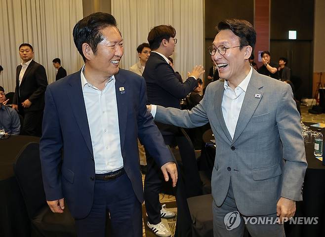 대화하는 김민석-정청래 (경기 광주=연합뉴스) 홍기원 기자 = 김민석 국무총리와 더불어민주당 정청래 전 대표가 28일 경기도 광주시 곤지암리조트에서 열린 민주당 청년 당선인 워크숍에 참석, 대화하고 있다. 2026.6.28 [공동취재] xanadu@yna.co.kr