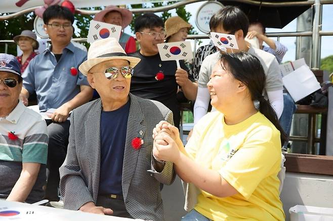 인천 남동 어울림광장에서 열린 신천지자원봉사단 인천연합회의 호국보훈 효잔치에서 월남전 참전유공자 문동호 어르신이 청년 봉사자와 이야기를 나누고 있다.<인천지역연합회 제공>