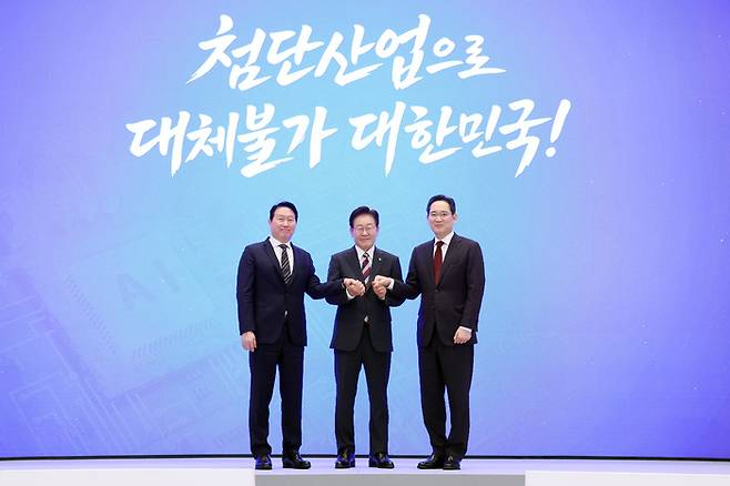 이재명 대통령과 이재용 삼성전자 회장, 최태원 SK그룹 회장이 29일 청와대에서 열린 3대 메가프로젝트 국민보고회에서 기업 투자계획 발표 후 기념촬영을 하고 있다. <연합뉴스>