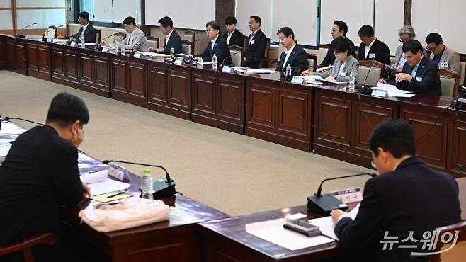 이억원 금융위원장이 29일 오후 서울 종로구 정부서울청사에서 열린 금융소비자보호 정책평가위 출범회의에서 모두발언을 하고 있다. 사진=강민석 기자