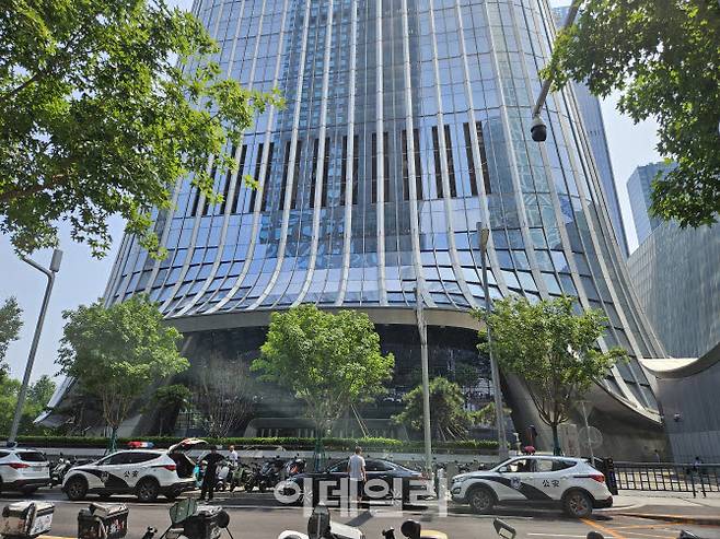 29일 중국 베이징 시틱타워 주변에 공안 차량들이 배치돼있다. (사진=이데일리 이명철 특파원)