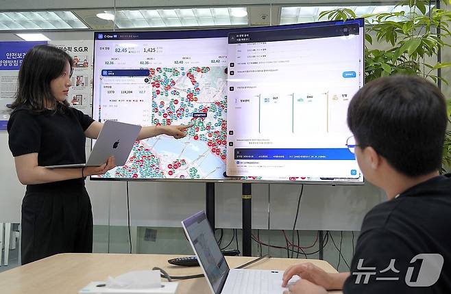 AI 관제·진단 에이전트 'C-One'을 통해 네트워크 품질 모니터링 중인 SK브로드밴드 구성원들의 모습. (SK브로드밴드 제공)