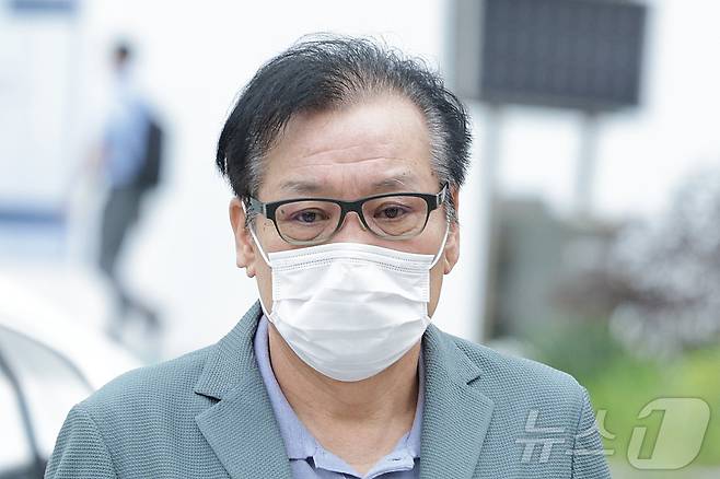 김건희 여사와 친분을 이용해 각종 청탁을 받은 의혹이 제기된 건진법사 전성배 씨가 21일 서울 종로구에 마련된 민중기 특별검사팀(김건희 특검팀) 사무실로 향하고 있다. 전씨는 이날 오전 열리는 자신의 구속 전 피의자심문(영장실질심사)을 앞두고 '구속을 받아들이겠다'는 입장을 밝힌 것으로 확인됐다. 2025.8.21 ⓒ 뉴스1 신웅수 기자