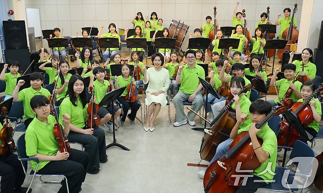 김혜경 여사가 29일 서울 구로구 아트밸리를 찾아 꿈의 오케스트라 단원들과 기념촬영을 하고 있다. (청와대통신사진기자단) 2026.6.29 ⓒ 뉴스1 이재명 기자