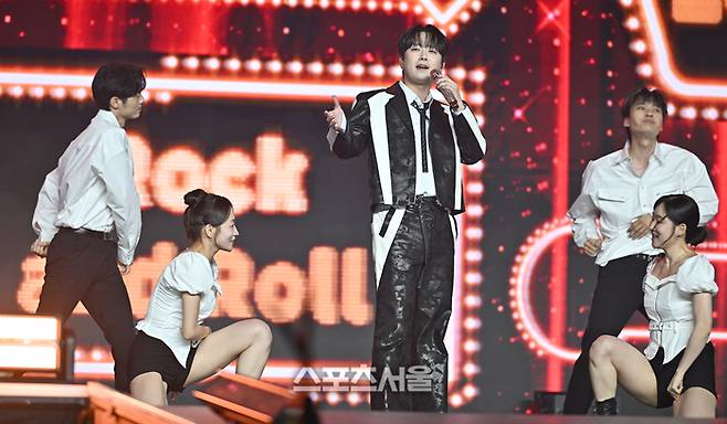 이찬원이 20일 인천 중구 인스파이어 아레나에서 열린 제35회 서울가요대상에서 열정적인 무대를 선보이고 있다.  2026. 6. 20. 인천 | 최승섭기자 thunder@sportsseoul.com