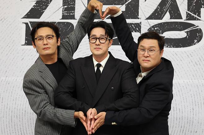 In the second episode of the SBS Friday-Saturday drama *Manager Kim*, Manager Kims daughter Minji, who was previously reported dead, delivered a dramatic twist by showing movements suggesting she is still alive. As a scene was revealed showing Minji, who had lost consciousness after being kidnapped, moving her fingers inside a trunk, Manager Kim (So Ji-sub), who had believed he had lost his daughter, has once again found hope.Rookie actress Seo Su-min, who plays the role of Minji, is garnering attention from viewers for her stable portrayal of a kidnapped victim of school violence. Although this is Seo Su-mins first acting role as a 2007-born actress, she has already made a name for herself through her past activities on YouTube and social media.Meanwhile, *Manager Kim* recorded a nationwide viewership rating of 15.7% in just two episodes, breaking the record for the highest rating among SBS dramas this year. With Manager Kim confirming the possibility of his daughters survival and the plot entering a new phase, viewer expectations for future developments are rising.