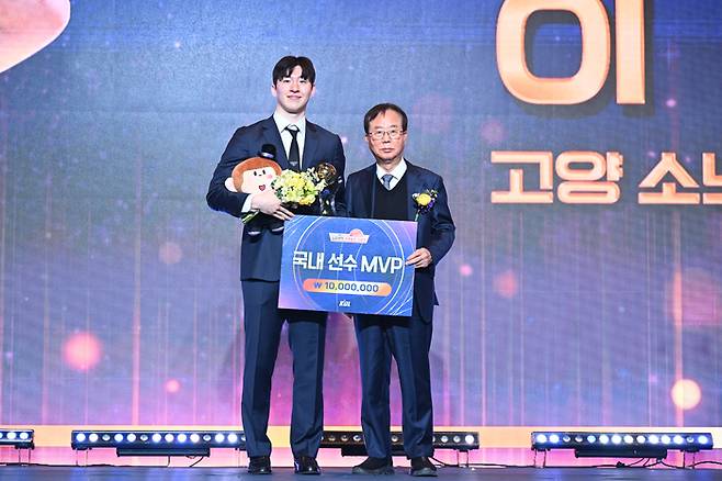 고양 소노 이정현이 차기시즌 보수 총액 7억2000만원에 도장을 찍었다. 사진 | 고양 소노 스카이거너스