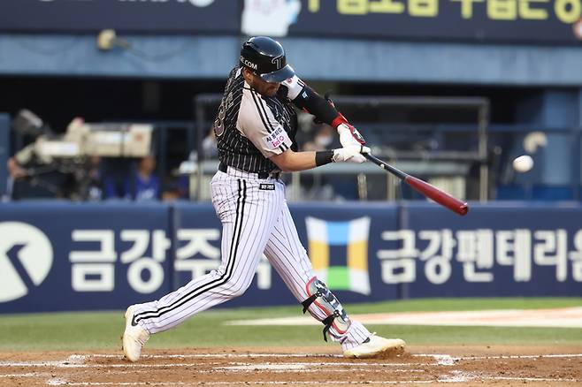 LG 오스틴이 24일 잠실구장에서 열린 2026 KBO리그 정규시즌 삼성전에서 홈런을 터뜨리고 있다. 사진 | LG 트윈스