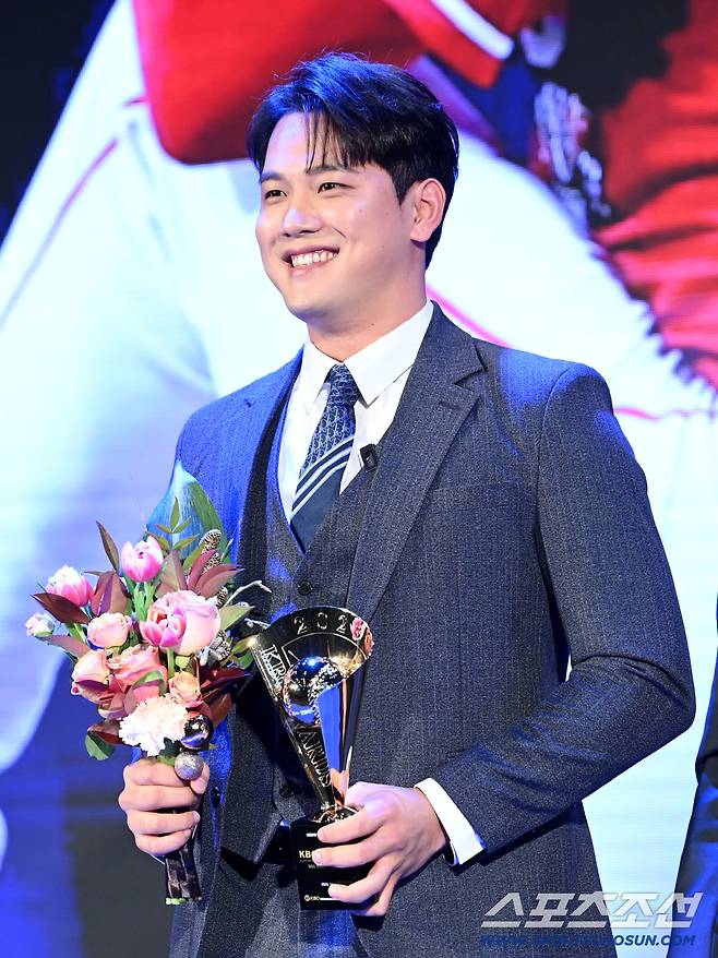 27일 웨스틴 조선 서울에서 열린 2023 KBO 시상식, SSG 서진용이 세이브상을 수상하고 있다. 허상욱 기자wook@sportschosun.com/2023.11.27/