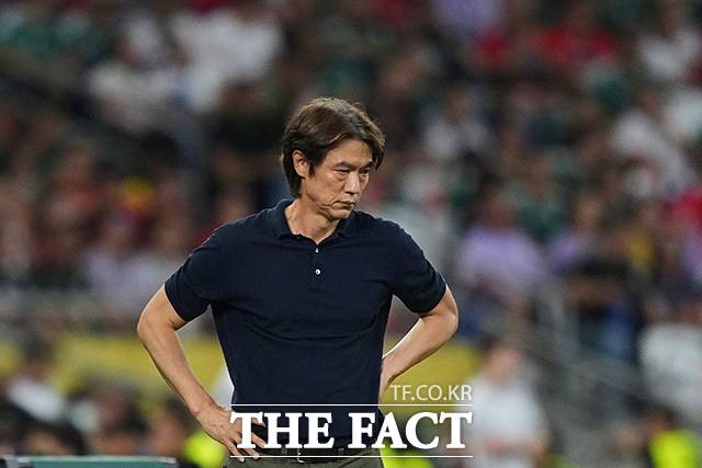 '북중미 대참사'를 초래한 홍명보 감독이 29일 귀국 길에 오르기 직전 멕시코 베이스캠프에서 기자회견을 열고 전격 사퇴를 발표했다. 사진은 남아공과 조별리그 3차전 장면./몬테레이=AP.뉴시스