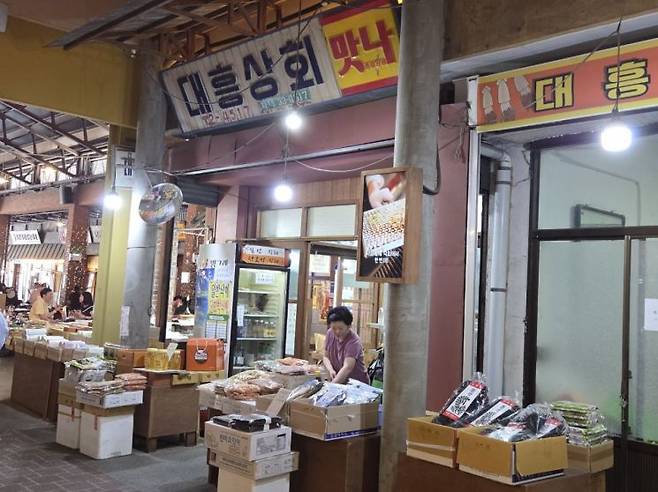 지난 26일 오후 충남 예산군 예산상설시장에서 한 상인이 판매대를 정리하고 있다. 정현진 기자