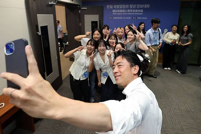 고이즈미 신지로 일본 방위싱이 28일 오후 한국국방연구원에서 청년 안보대화 행사 후 열린 친선 탁구 경기에서 청년들과 기념사진을 촬영하고 있다. /국방부 제공