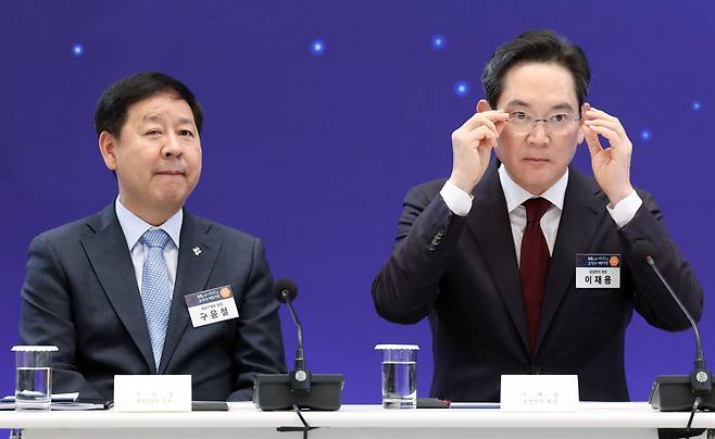 구윤철 부총리 겸 재정경제부 장관과 이재용 삼성전자 회장이 29일 청와대 영빈관에서 열린 대한민국 대도약 3대 메가프로젝트 국민보고회에서 참석해 있다. /뉴스1