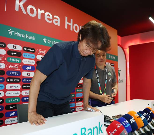 지난 28일 홍명보 전 축구 국가대표팀 감독이 2026 북중미 월드컵 조별리그에서 탈락한 후 사퇴 기자회견을 마치고 퇴장하고 있다. 연합뉴스