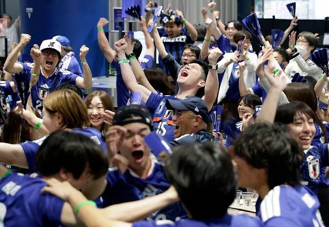 일본의 연이은 선전에 환호하는 일본 축구팬들. ⓒ EPA=연합뉴스