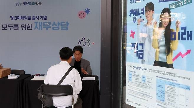 청년미래적금이 출시한 22일 서울 성동구 뚝섬역 인근에 마련된 청년미래적금 출시 기념 찾아가는 무료 재무 상담소에서 한 시민이 상담을 받고 있다. 2026.06.22. 뉴시스