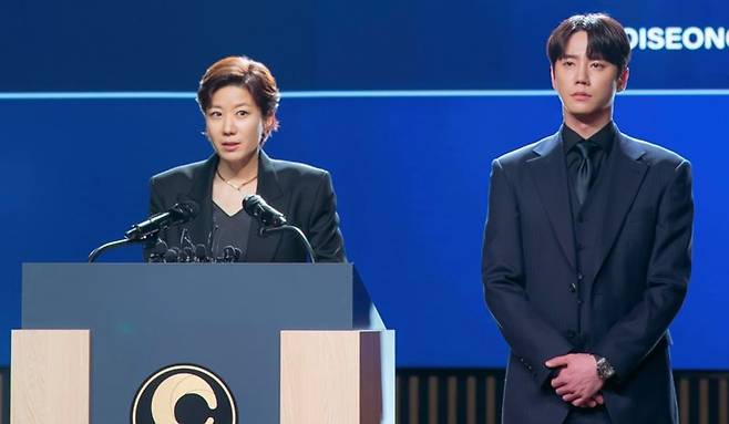 '신입사원 강회장' 이준영, 전혜진 옆에 섰다…회장 취임식 뜻밖의 투샷. JTBC 제공. 뉴스1