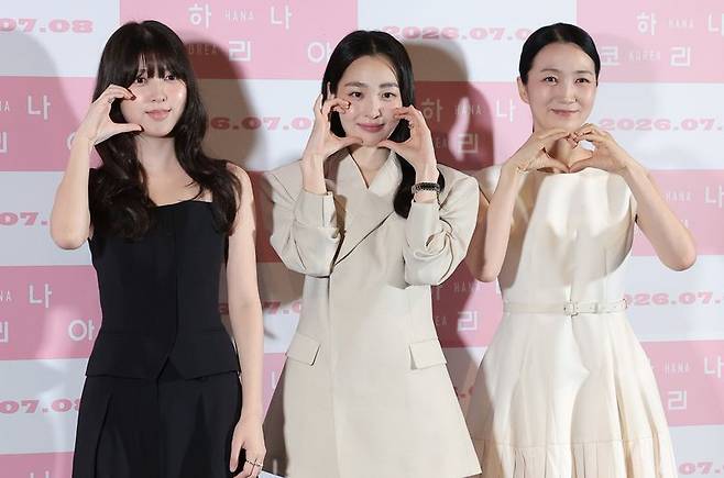 배우 안서현(왼쪽부터)과 김민하, 김주령이 서울 용산구 CGV 용산아이파크몰에서 열린 영화 ‘하나 코리아' 언론시사 및 기자간담회에 참석해 포즈를 취하고 있다.뉴스1