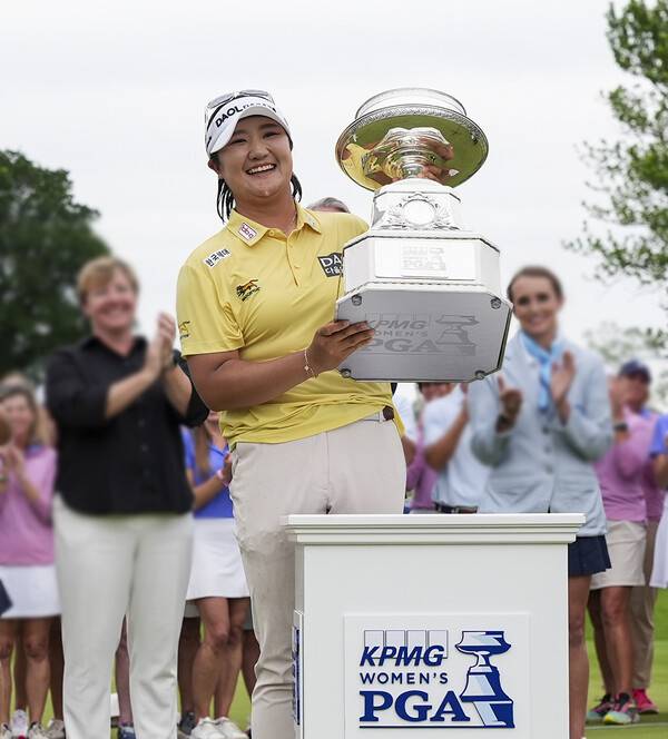 윤이나, 김아림, 김세영 프로, 넬리 코다 등과 경쟁 끝에 2026년 미국여자프로골프(LPGA) 투어 메이저 골프대회 KPMG 위민스 PGA챔피언십 우승을 차지한 유해란 프로가 생애 첫 메이저 우승 트로피를 들고 기뻐하는 모습이다. 사진제공=2026 PGA of America (사진을 무단으로 사용하지 마십시오.)