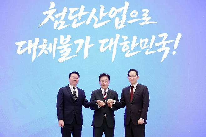 이재명 대통령과 이재용(오른쪽) 삼성전자 회장, 최태원 SK그룹 회장이 29일 청와대 영빈관에서 열린 ‘대한민국 대도약 3대 메가프로젝트 국민보고회'에서 기념촬영을 하고 있다. 뉴시스