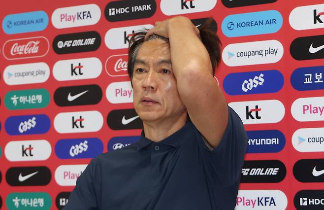 <yonhap photo-0381=""> 홍명보 사퇴선언 (사포판[멕시코 할리스코주]=연합뉴스) 신준희 기자 = 2026 북중미 월드컵 조별리그에서 탈락한 한국 축구 국가대표팀 홍명보 감독이 28일(현지시간) 오전 멕시코 과달라하라 인근 사포판의 치바스 바예 베르데에서 사퇴 기자회견을 하고 있다. 2026.6.29 hama@yna.co.kr/2026-06-29 01:11:03/</yonhap>