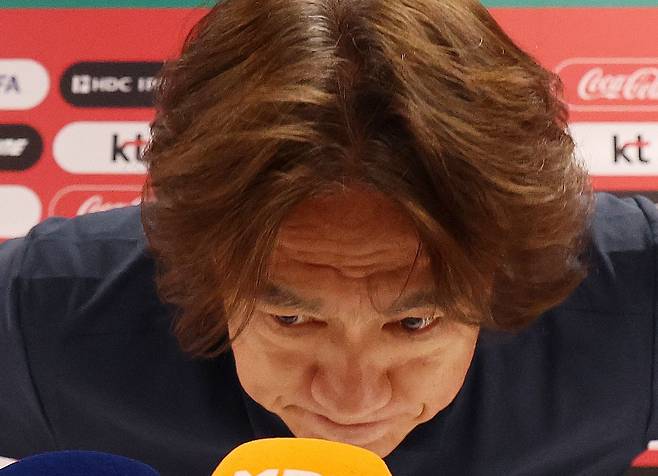 홍명보 축구 국가대표팀 걈독이 28일(현지시간) 멕시코 과달라하라 인근 사포판에 위치한 베이스캠프 훈련장 치바스 바예 베르데에서 열린 북중미 월드컵 32강 진출 실패 관련 입장발표 기자회견을 마치고 자리에서 일어나고 있다. 홍명보 감독은 이날 감독직 사퇴 선언을 했다. 뉴시스