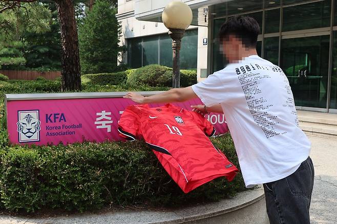 홍명보 감독이 이끌고 있는 한국축구대표팀이 2026 국제축구연맹(FIFA) 북중미 월드컵 조별리그 32강 토너먼트에 떨어졌다. 감독 선임 과정부터 대표팀 운영, 리더십 등 한국 축구를 둘러싼 여러 문제가 한꺼번에 드러난 결과라는 평을 들으며 홍명보 감독 뿐 아니라 대한축구협회도 비난을 피하기 어렵게 됐다. 28일 서울 종로구 축구회관 앞에서 한 축구팬 틱톡커가 한국 국가대표팀 유니폼을 벗어던지고 있다. 뉴시스