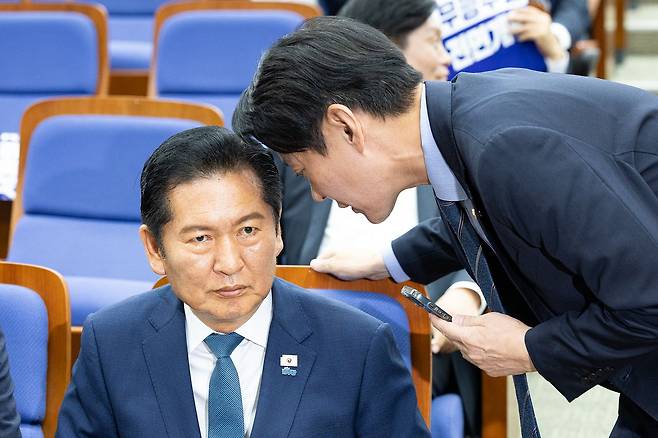 정청래 전 더불어민주당 대표가 서울 여의도 국회에서 열린 의원총회에서 한민수 대표 비서실장과 대화하고 있다. 뉴스1