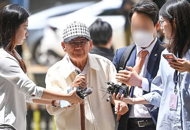 정교유착 비리 의혹을 받는 이만희 신천지 총회장이 24일 오후 서울중앙지방법원에서 열린 구속 전 피의자 심문에 출석하고 있다. 사진공동취재단