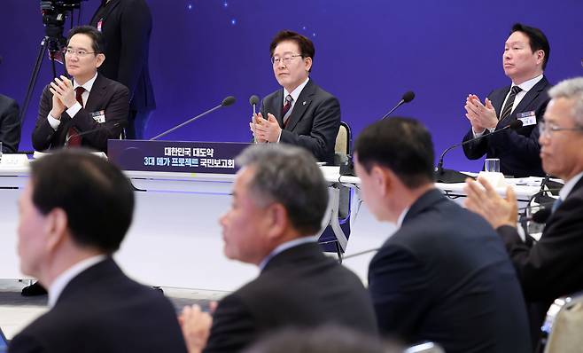 이재명 대통령과 이재용 삼성전자 회장, 최태원 SK그룹 회장이 29일 청와대에서 열린 3대 메가프로젝트 국민보고회에서 정책 발표 후 손뼉을 치고 있다. 청와대통신사진기자단